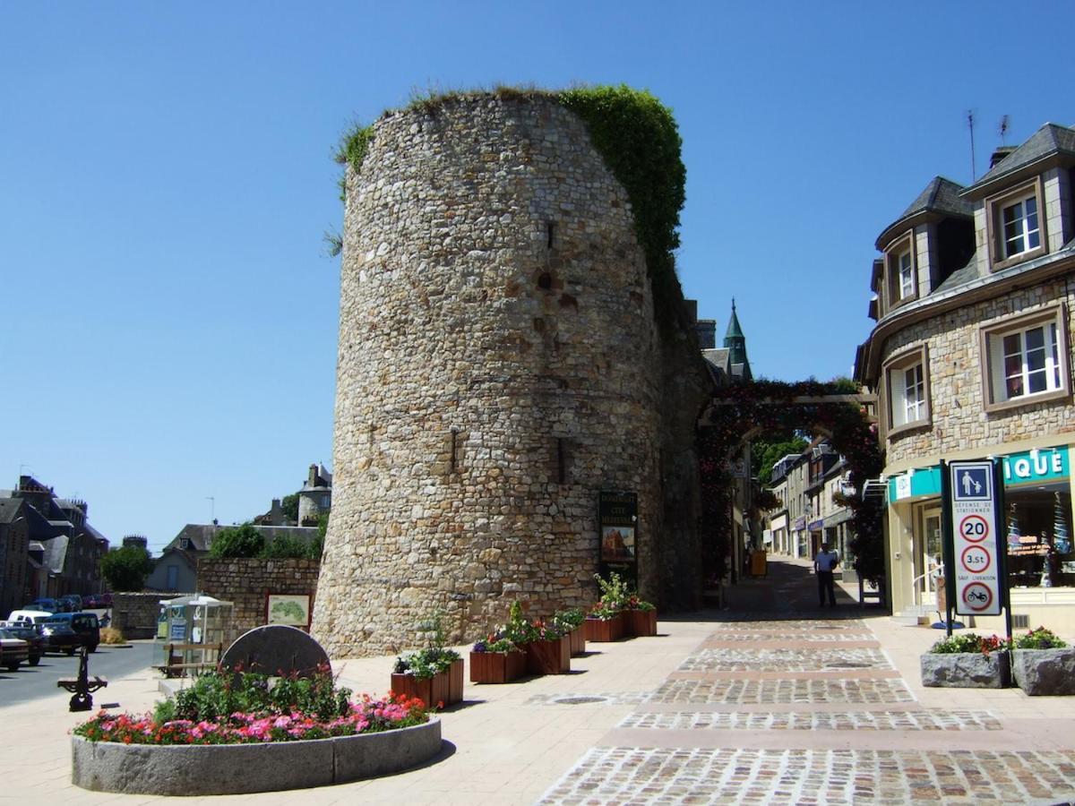 La Maison Sur Les Remparts Домфро Екстериор снимка