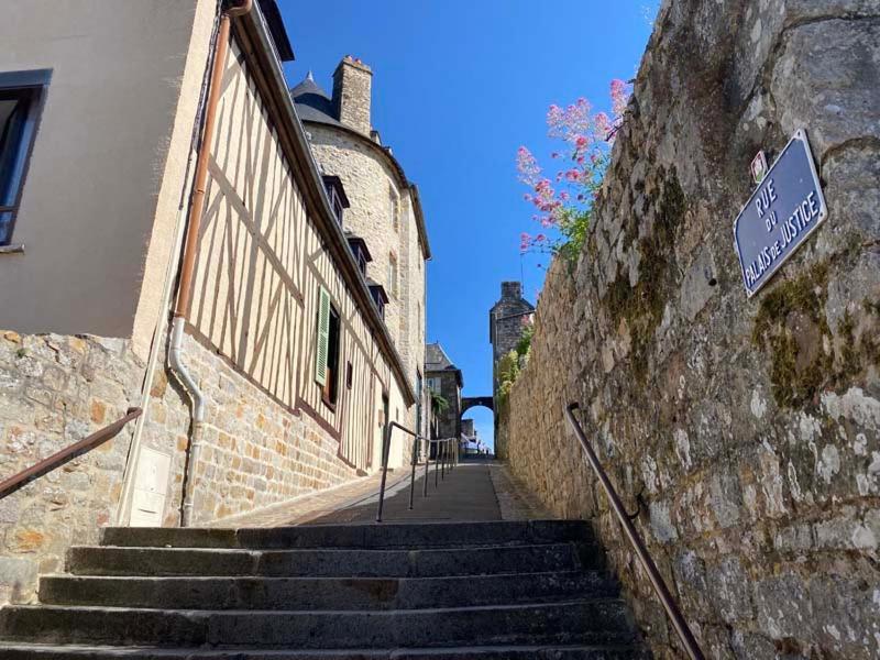 La Maison Sur Les Remparts Домфро Екстериор снимка